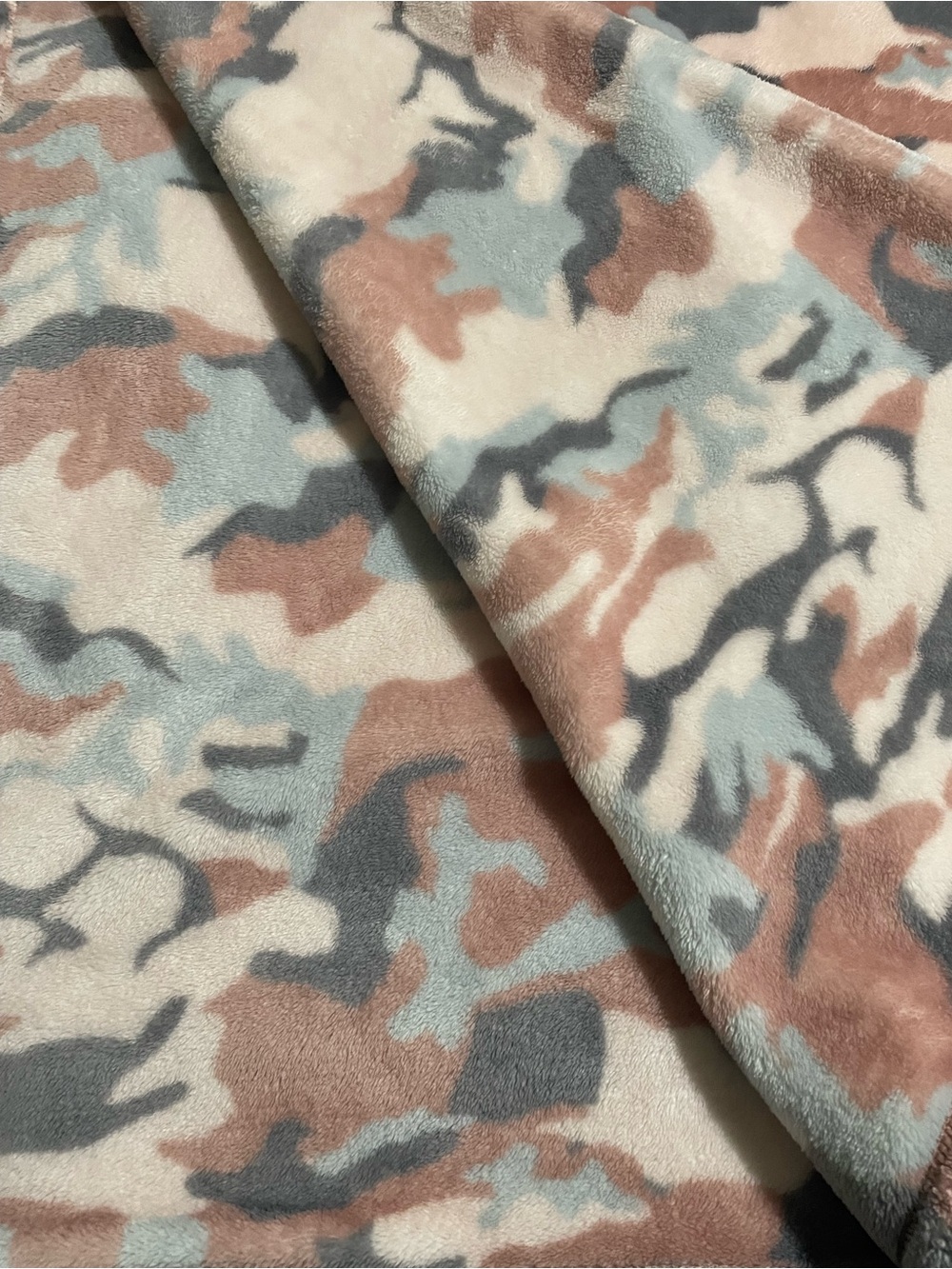 LUG: Cuddle Throw - Picture 3 of 5